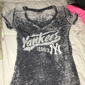 fitted yankees tshirt